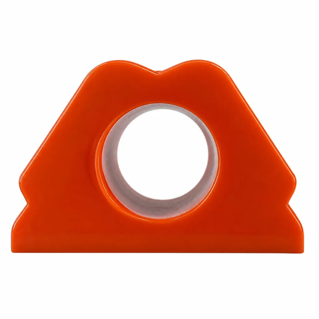 Buje triangular naranja sobre fondo blanco.webp