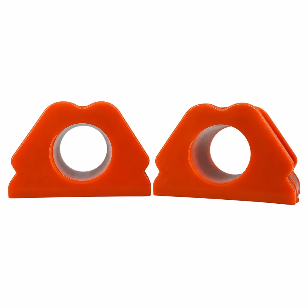 Par de bujes naranjas sobre fondo blanco.webp